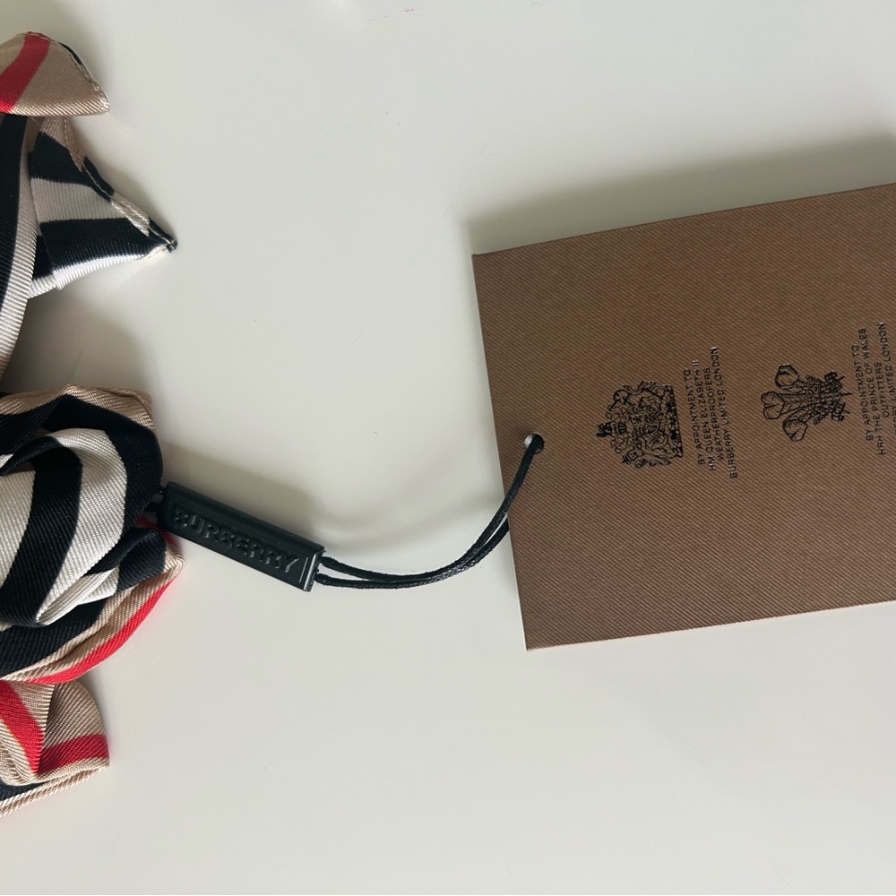 Burberry Authentic kids Striped Bow Scrunchie in Black, Cream, Tan & Red💯 - Picture 6 of 9